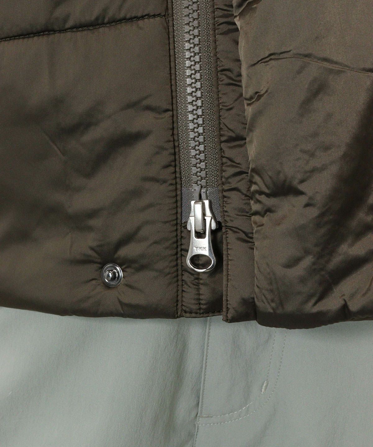 ファスナー部分(カーキ)