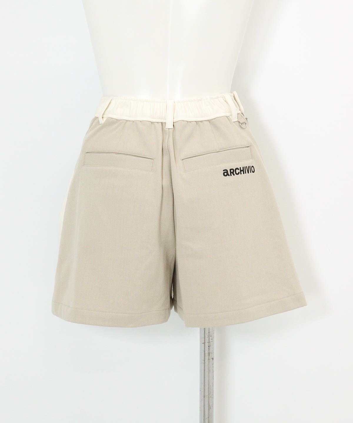 保温発熱スカート風ショートパンツ(ホワイト)後ろ