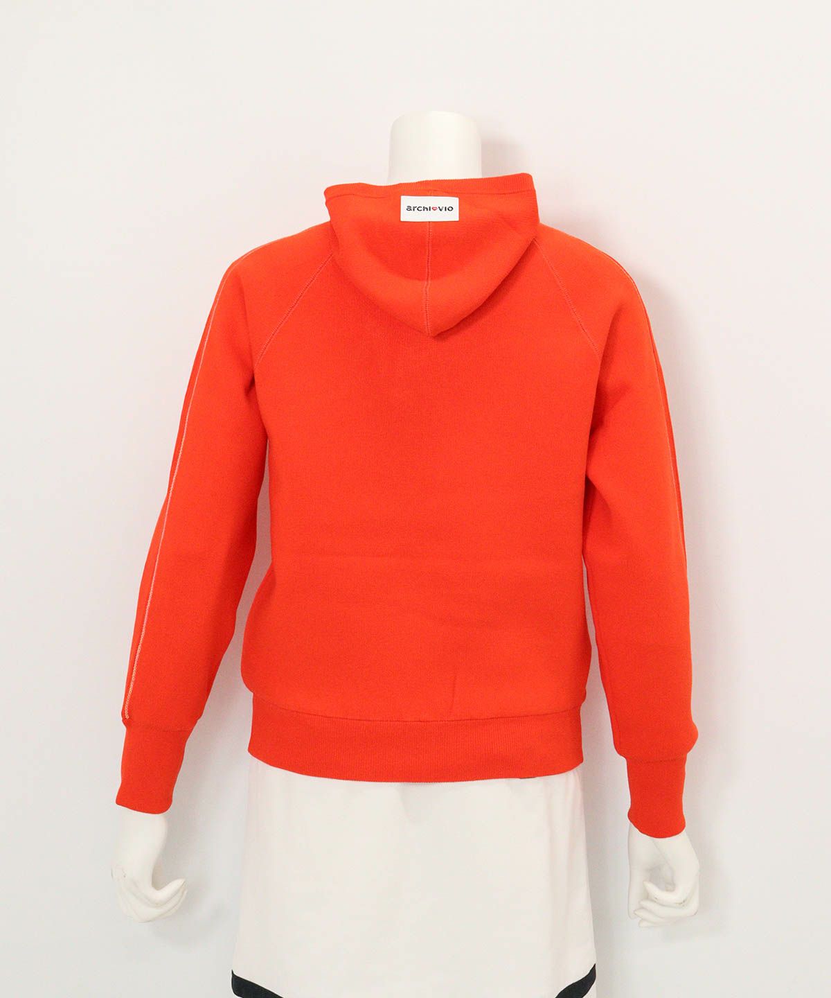 スパンコール刺繍保温ニット(オレンジ)後ろ