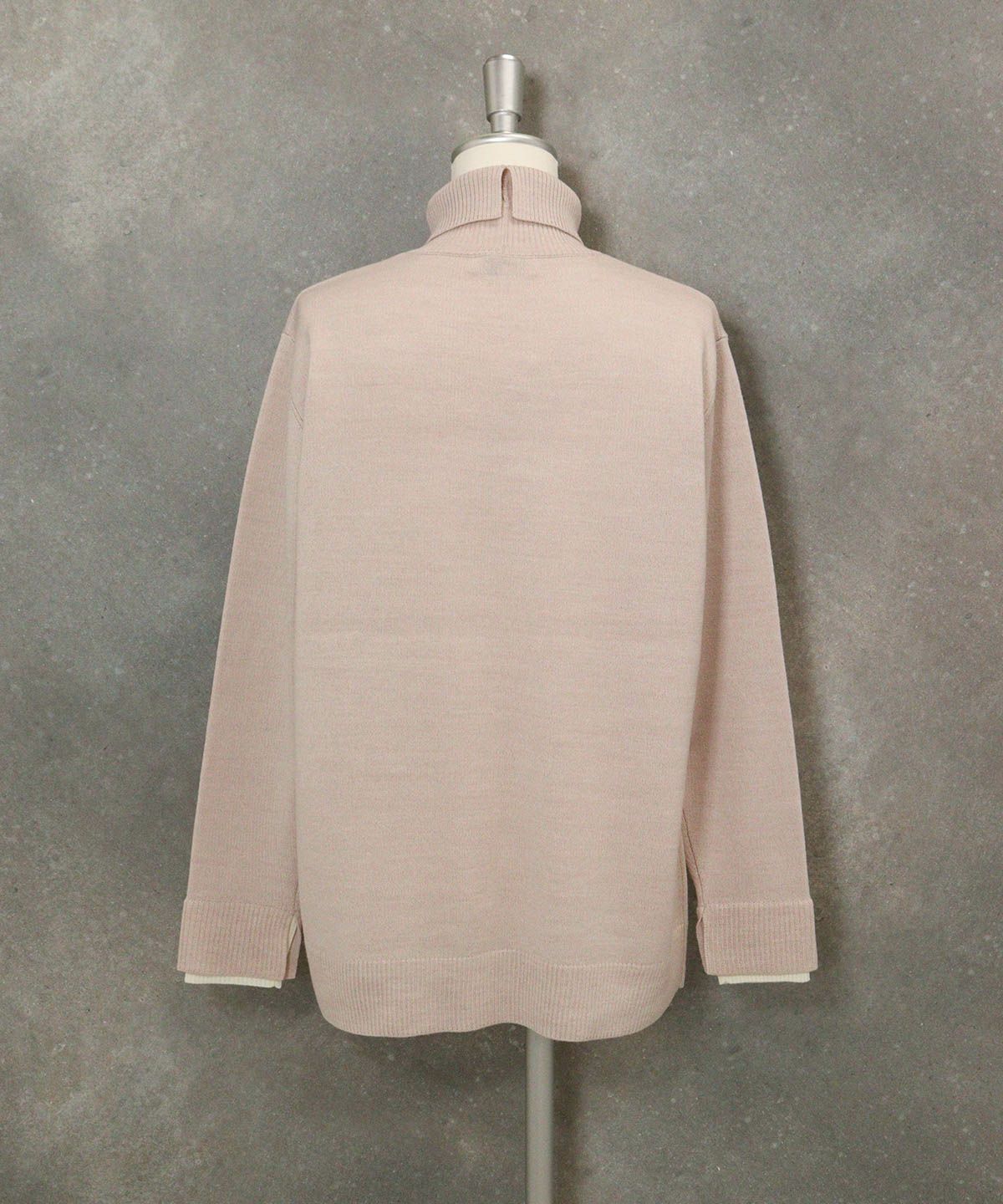 ウール混刺繍タートルニット後（ベージュ）