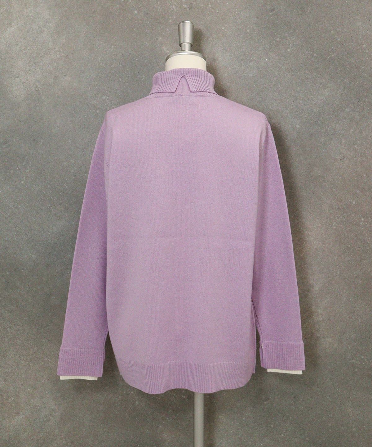ウール混刺繍タートルニット後（ライトパープル）