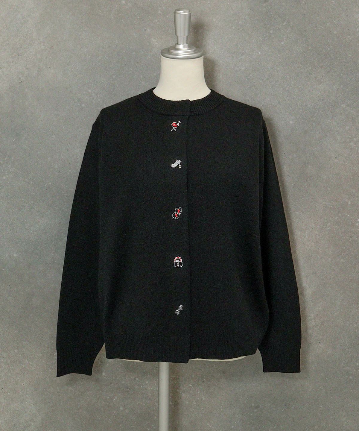 ウール混ボタン風刺繍カーディガン（ブラック）
