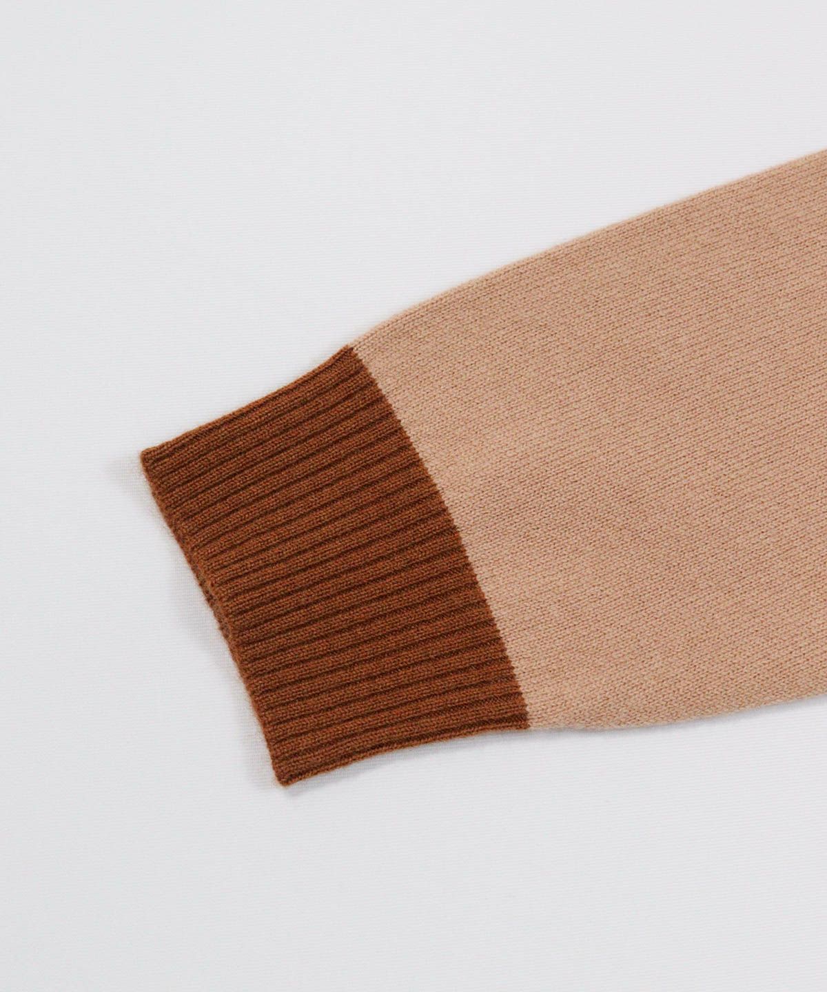 袖口部分（キャメル）