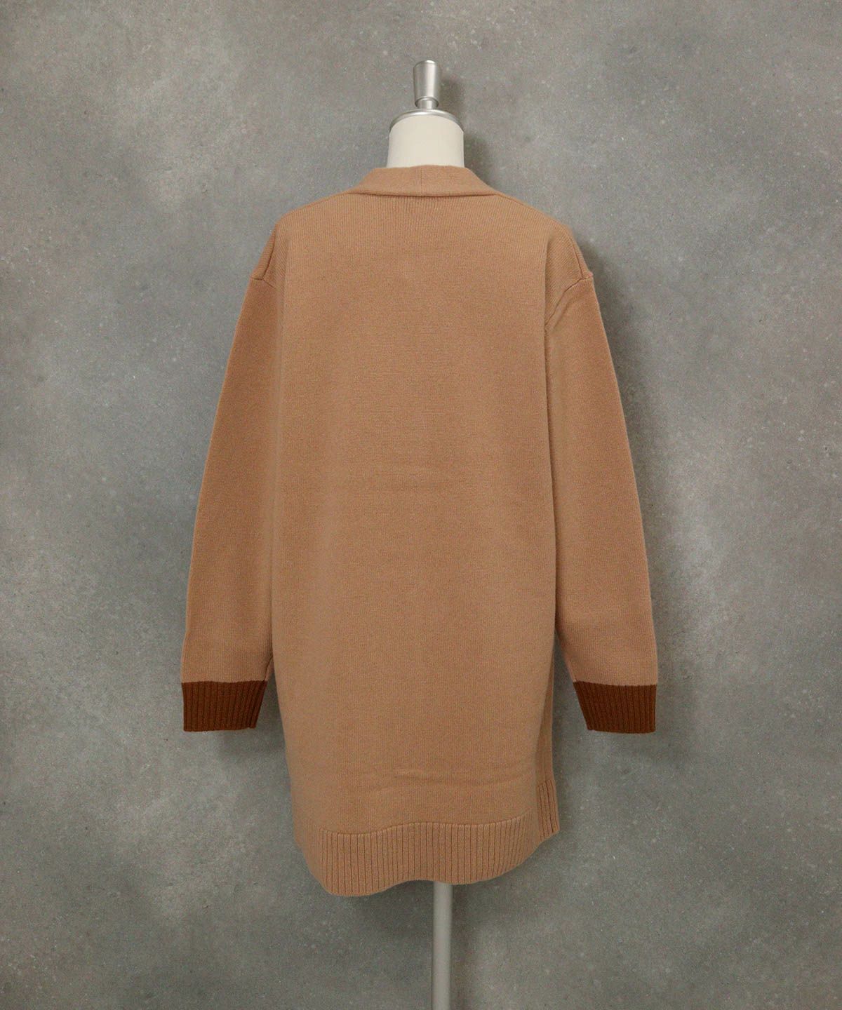 ウール100％チュニック丈カーディガン後（キャメル）