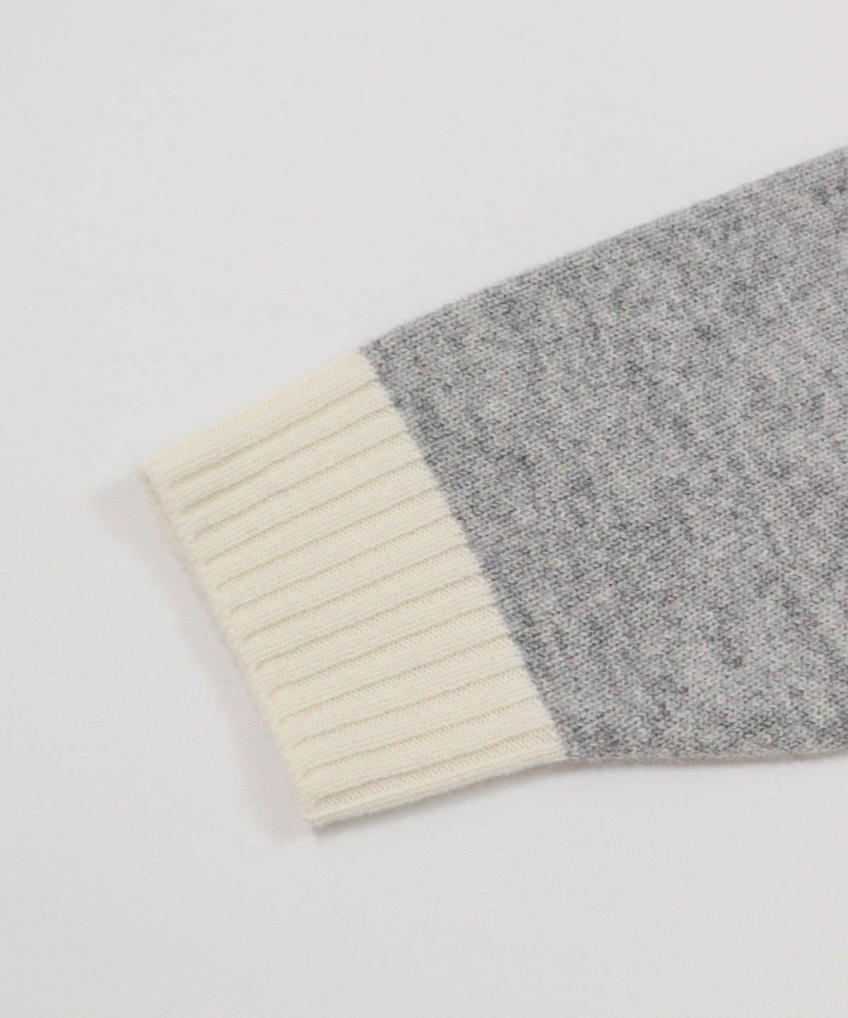 袖口部分（ライトグレー）