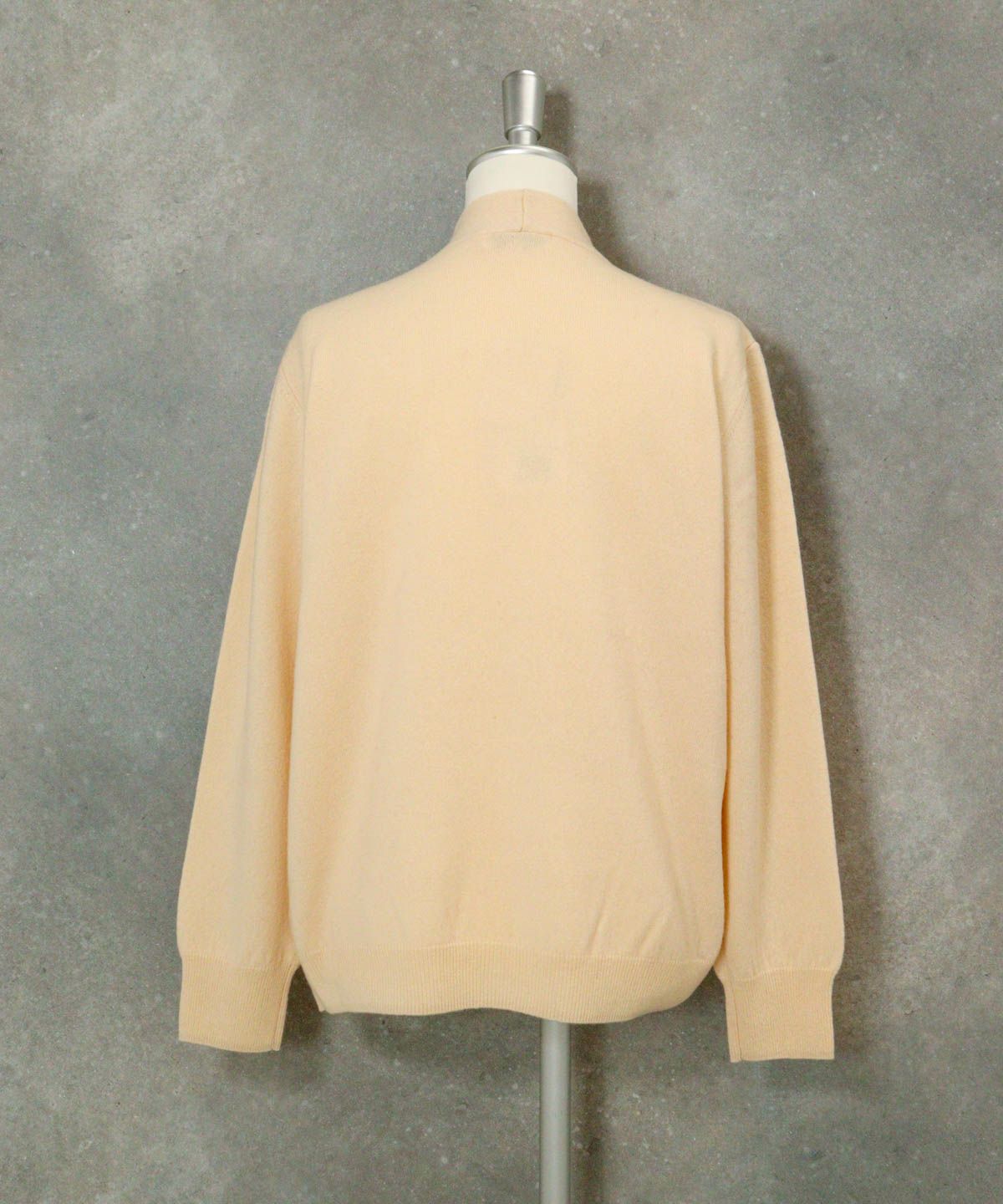 ウール100％ツイストネックニット後（ベージュ）