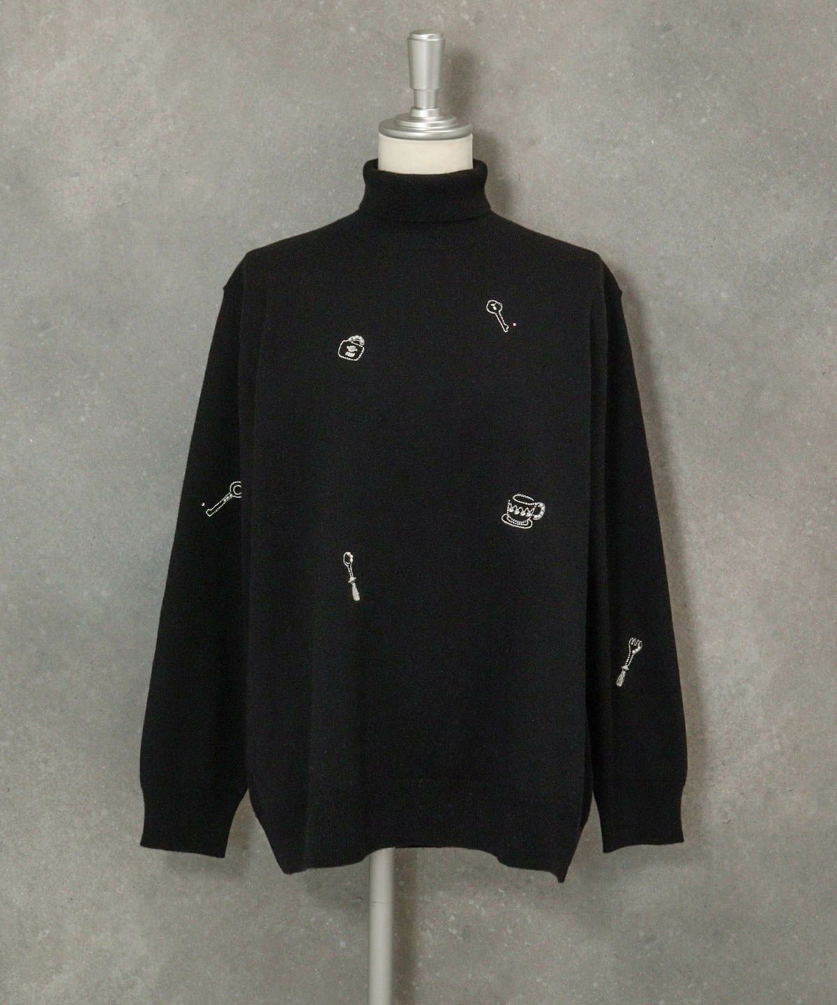 ウール混モチーフ刺繍ニット