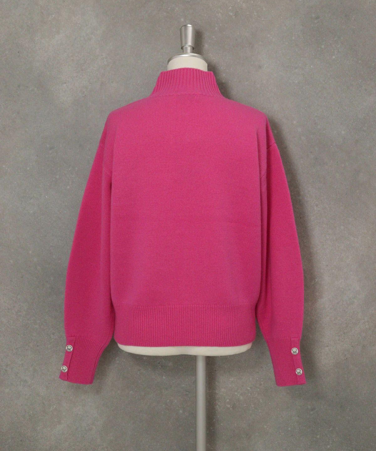 ウール100％袖ボタンニット(ピンク)後ろ