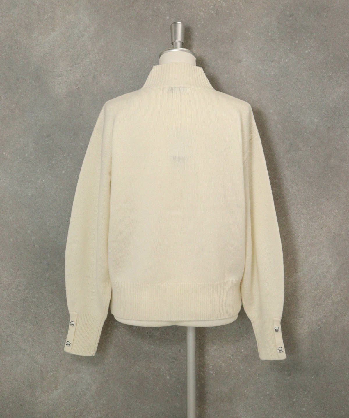 ウール100％袖ボタンニット(ホワイト)後ろ