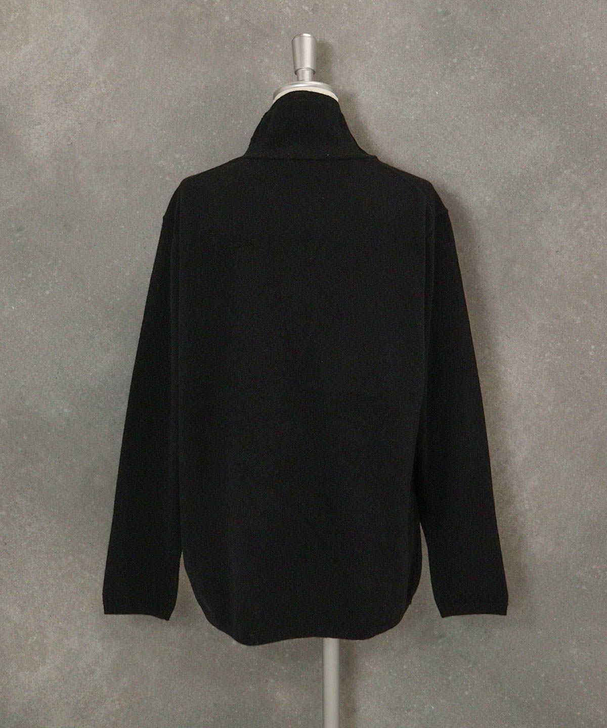 ウール100％DOG刺繍ハイネックニット後（ブラック）