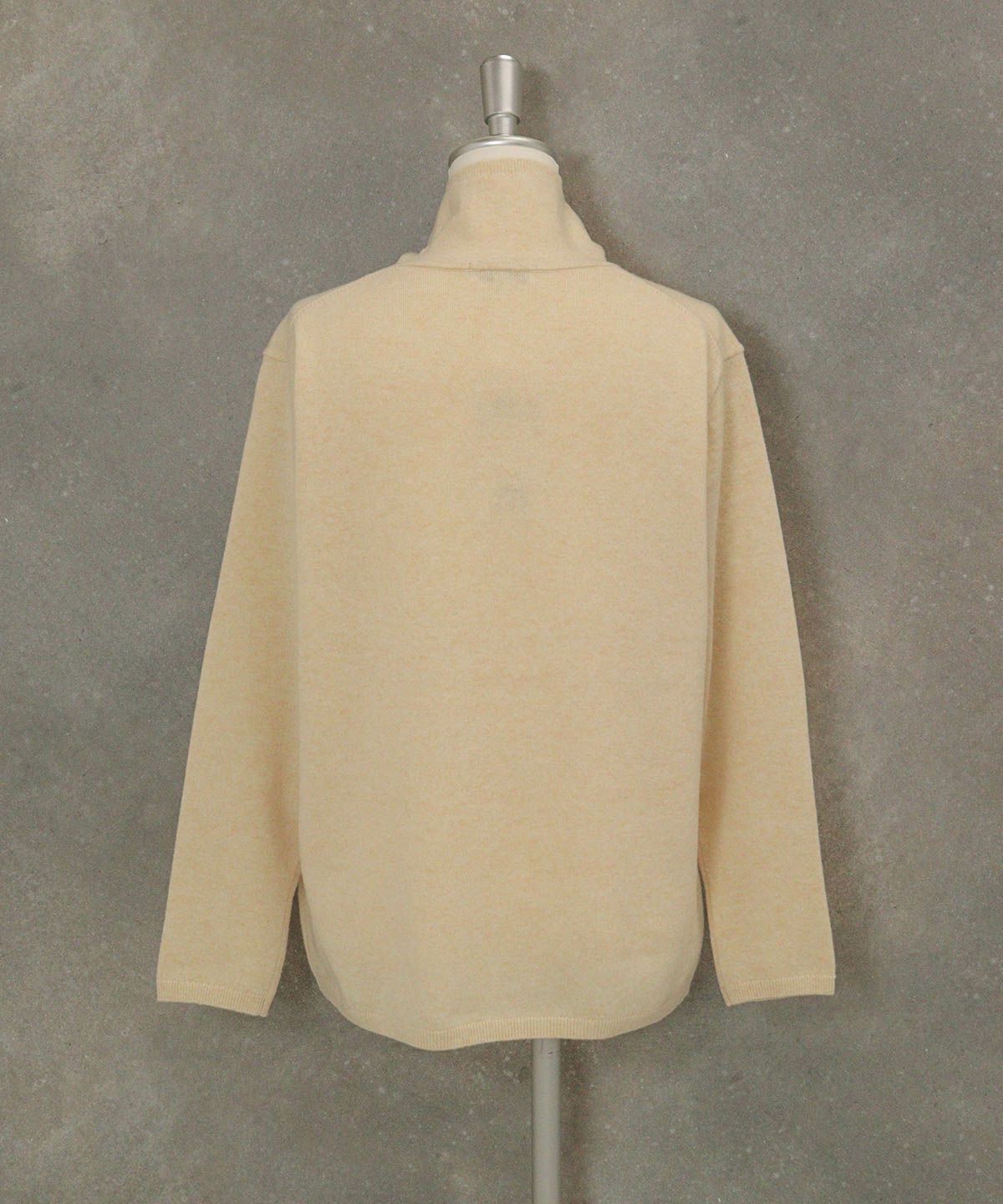 ウール100％DOG刺繍ハイネックニット後（ベージュ）