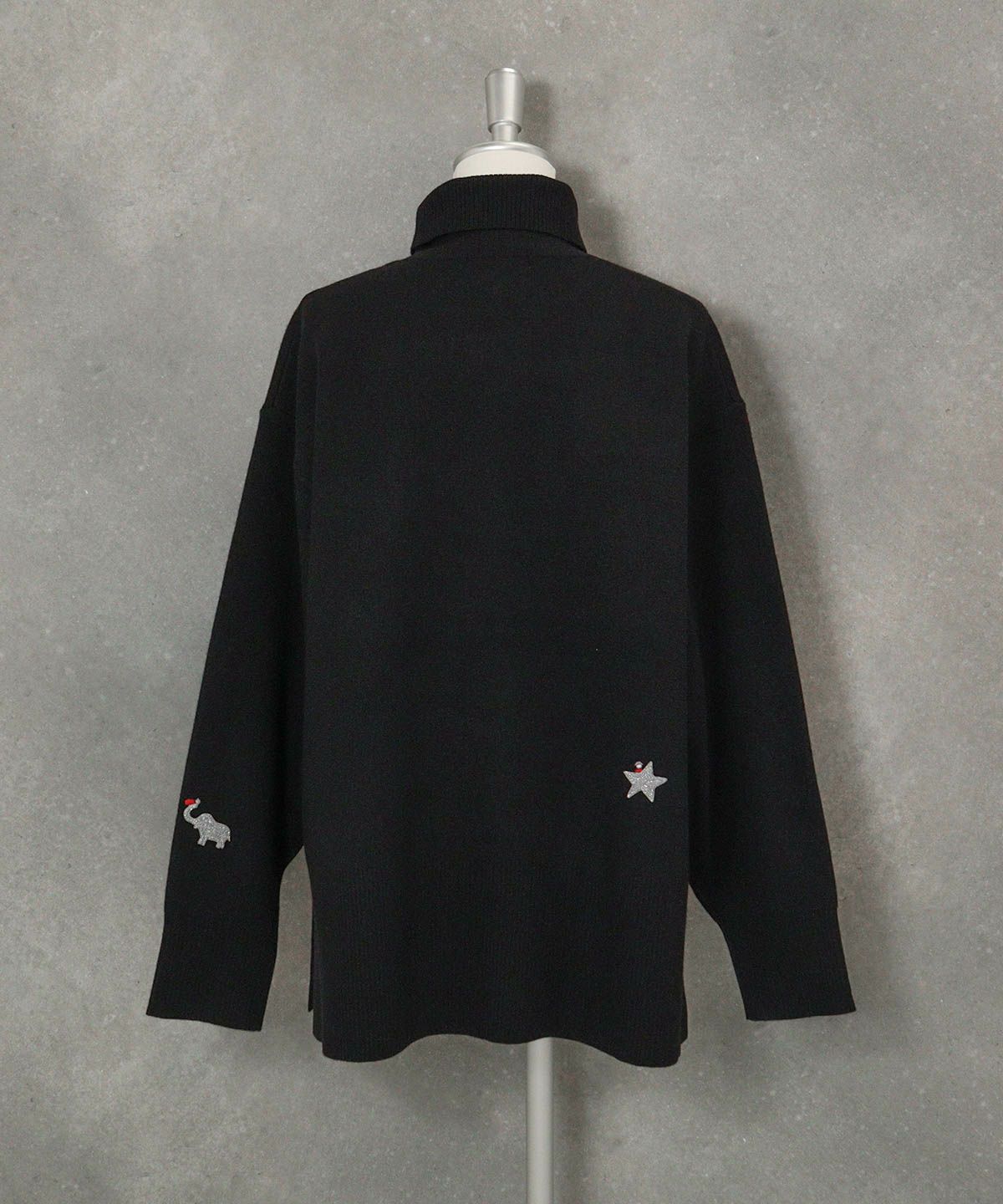 ラメ刺繍ワッペンハイネックニット後（ブラック）