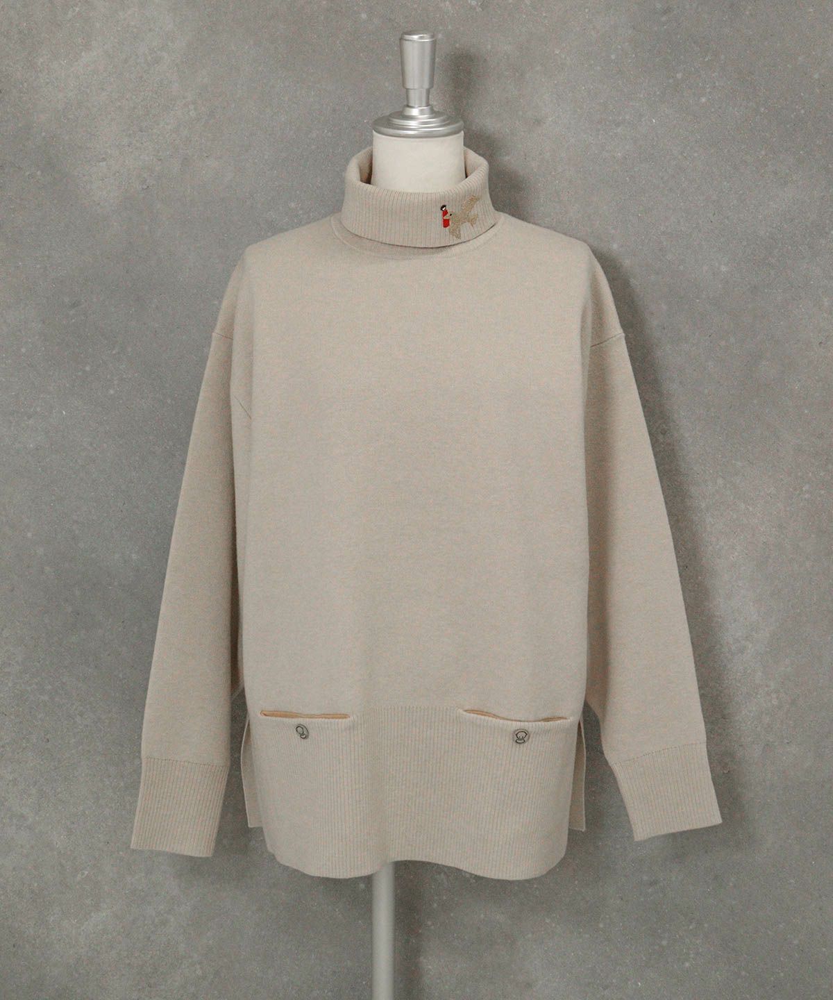 ラメ刺繍ワッペンハイネックニット（ベージュ）