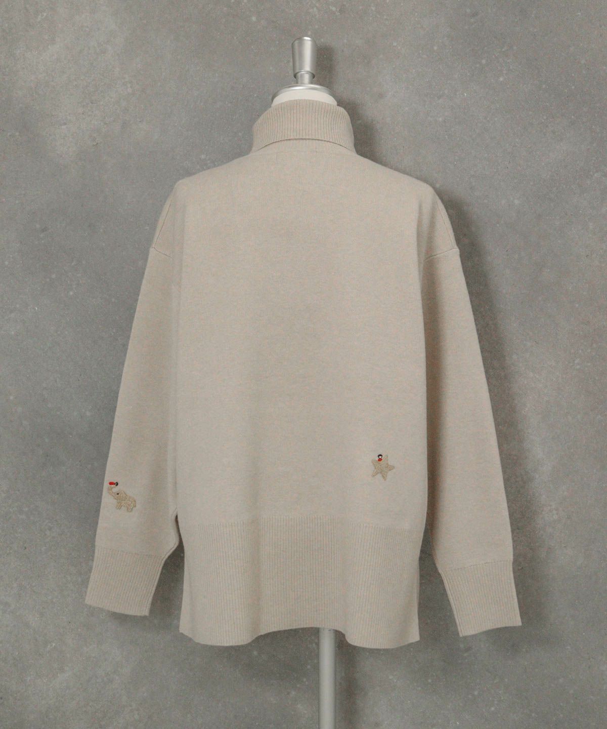 ラメ刺繍ワッペンハイネックニット後（ベージュ）