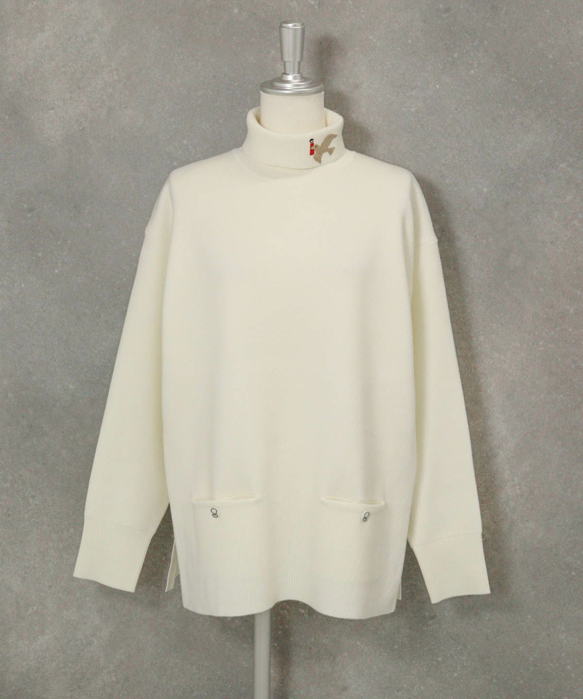 ラメ刺繍ワッペンハイネックニット（ホワイト）