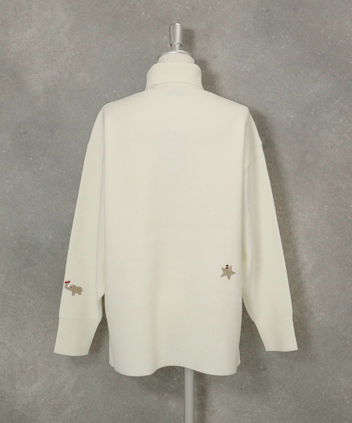 ラメ刺繍ワッペンハイネックニット後（ホワイト）