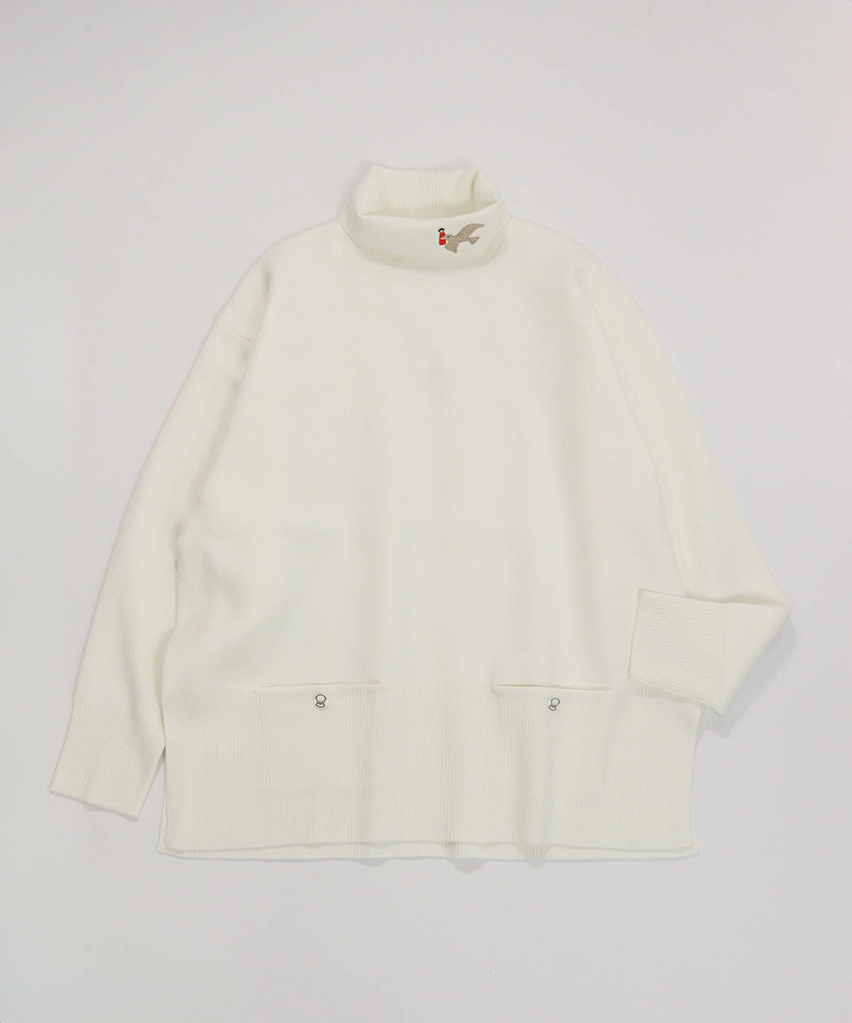 ラメ刺繍ワッペンハイネックニット（ホワイト）