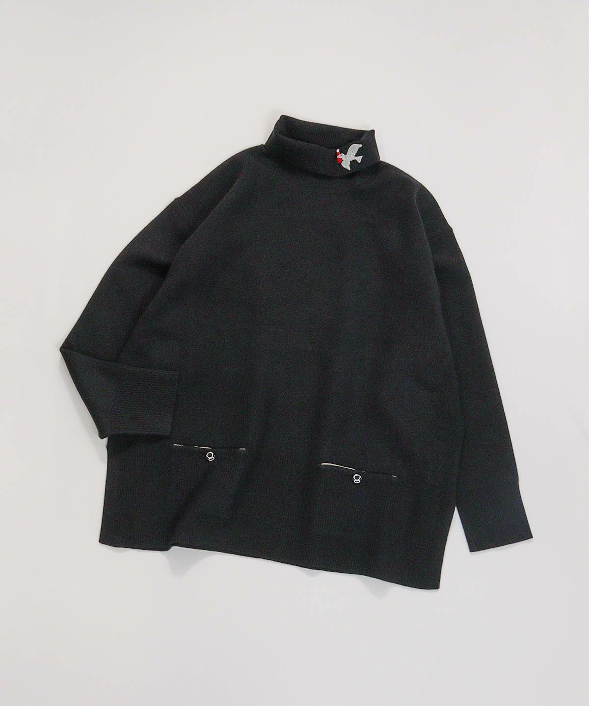 ラメ刺繍ワッペンハイネックニット（ブラック）