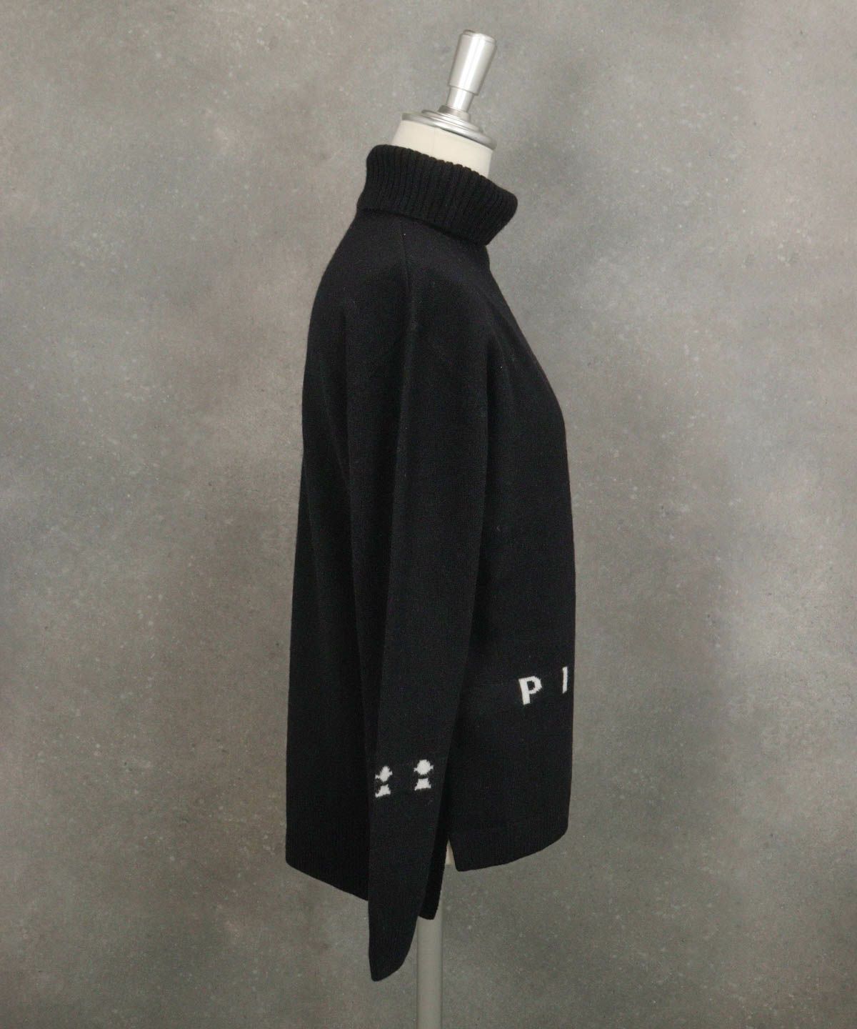 ウール100％ロゴタートルニット横（ブラック）