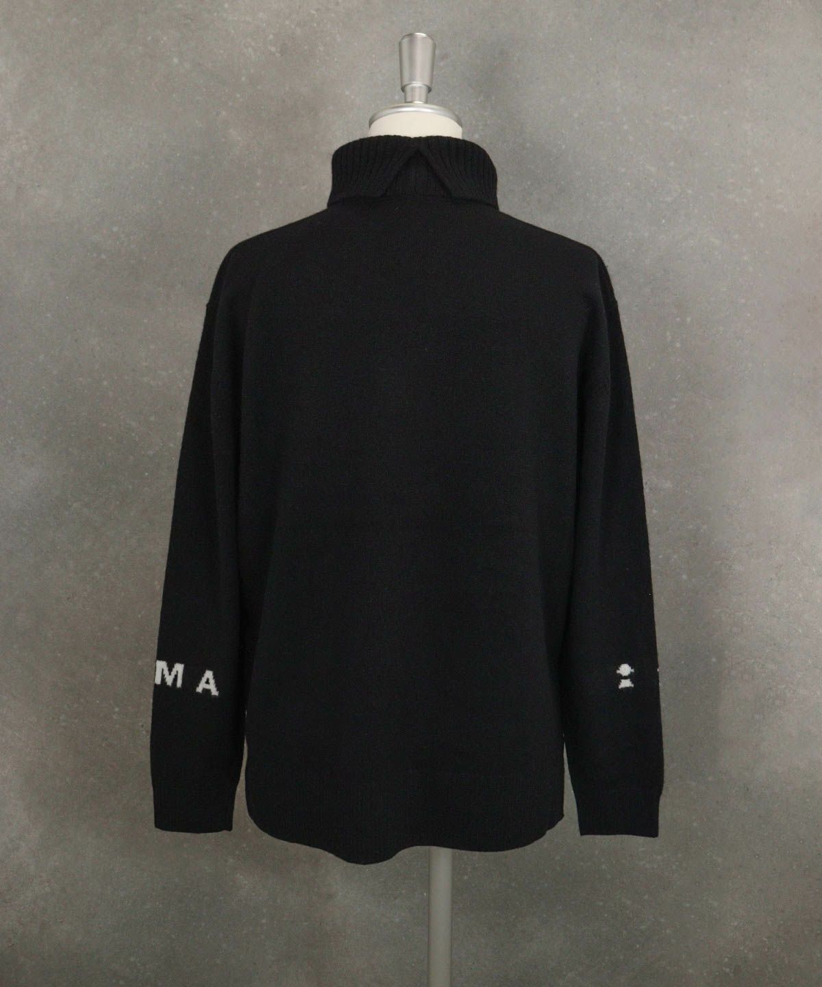 ウール100％ロゴタートルニット後（ブラック）