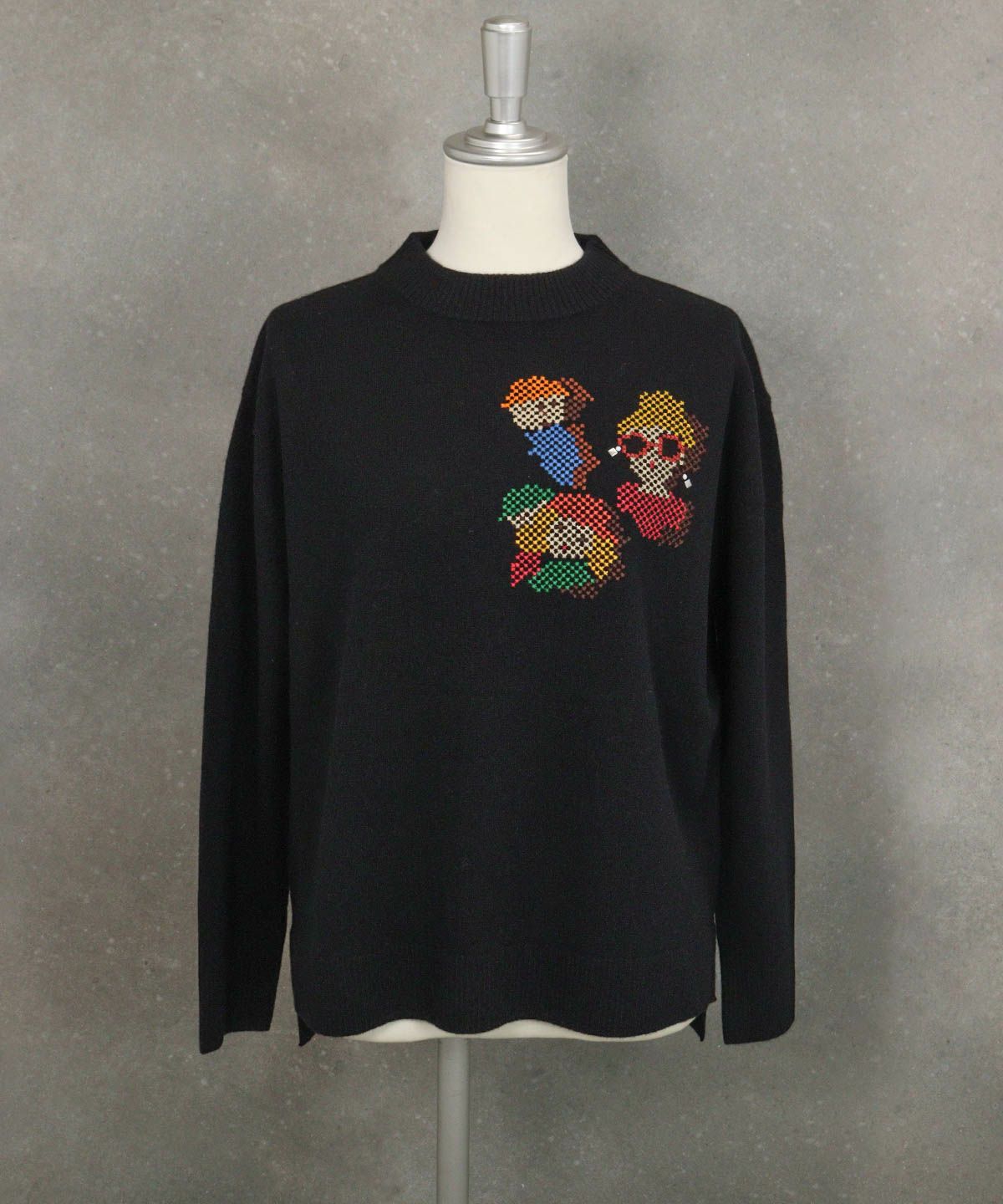 ウール100％ピクセル刺繍ニット（ブラック）