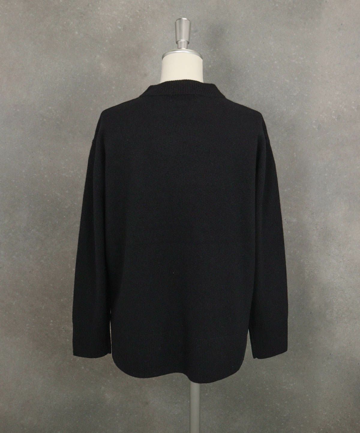 ウール100％ピクセル刺繍ニット後（ブラック）