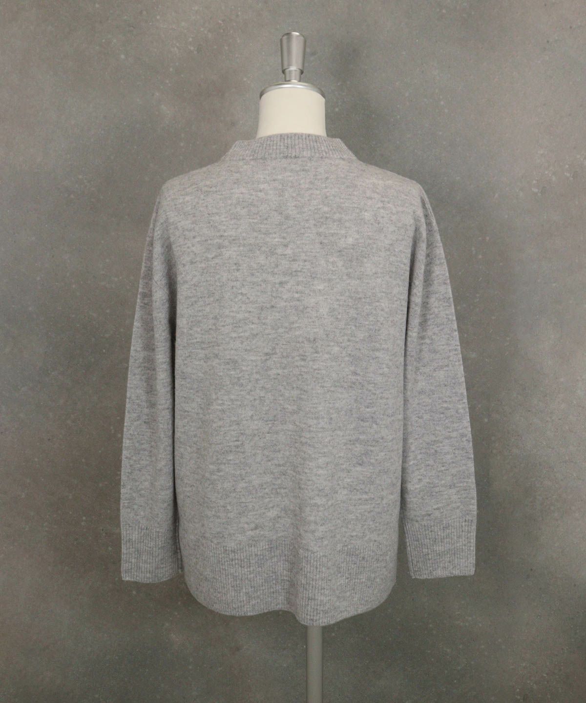 ウール100％ピクセル刺繍ニット後（ライトグレー）