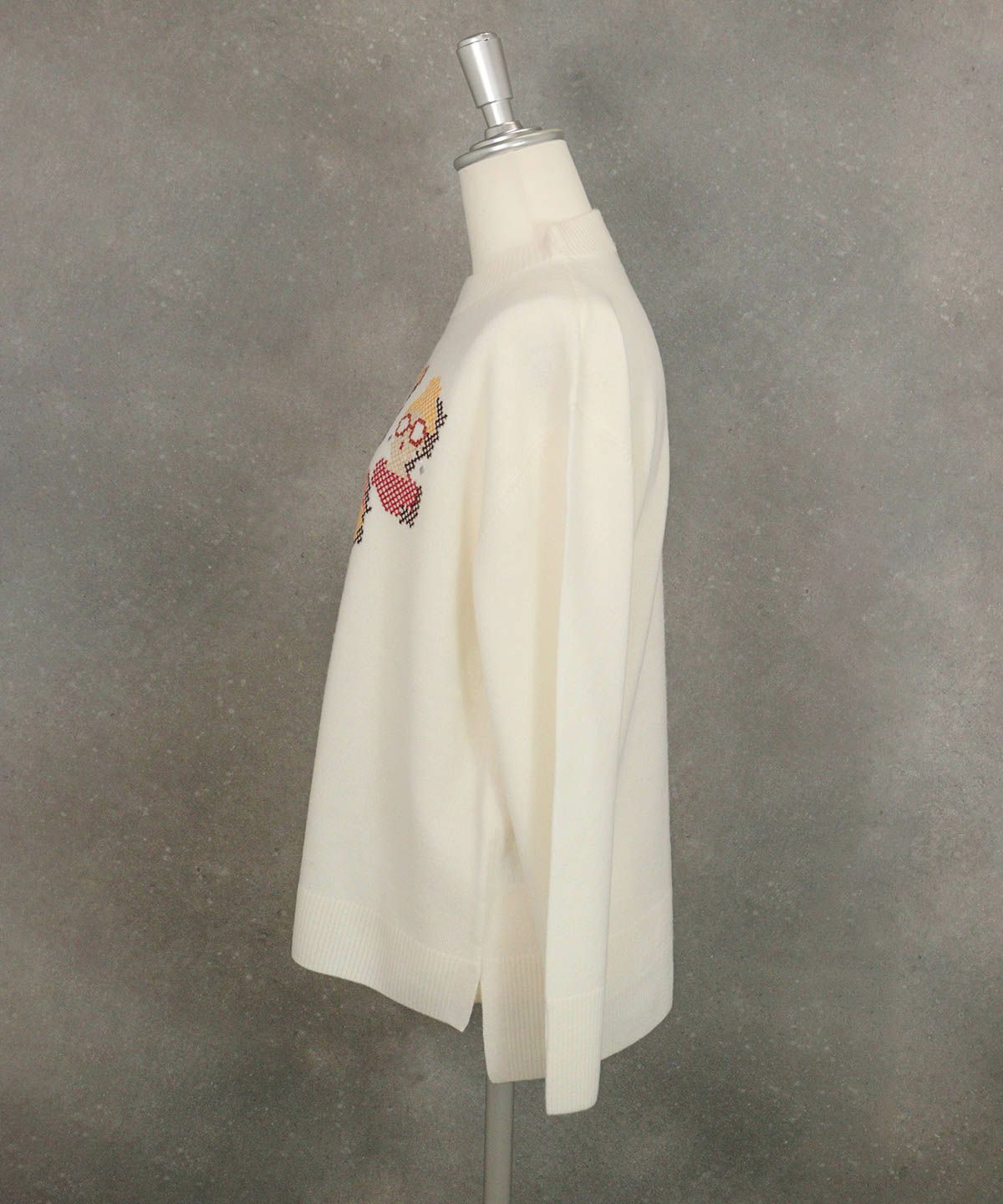 ウール100％ピクセル刺繍ニット横（ホワイト）