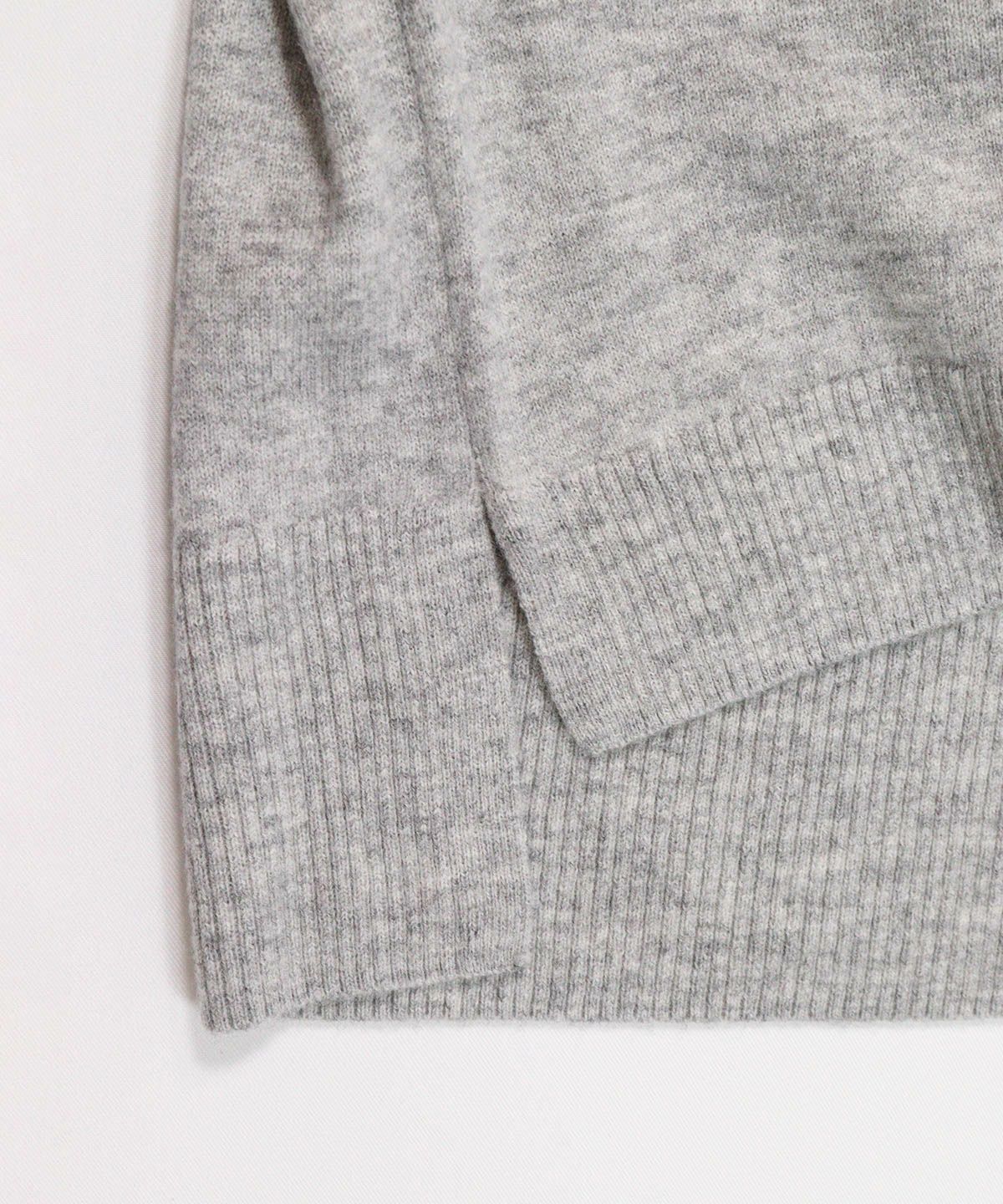 裾スリット部分（ライトグレー）