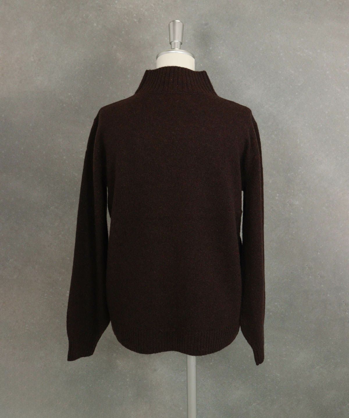  ウール混ポイントワッペンニット後（ブラウン）後ろ