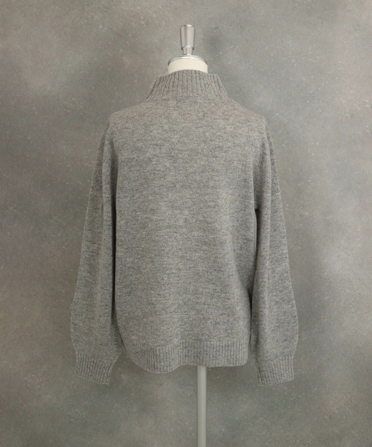  ウール混ポイントワッペンニット後（グレー）