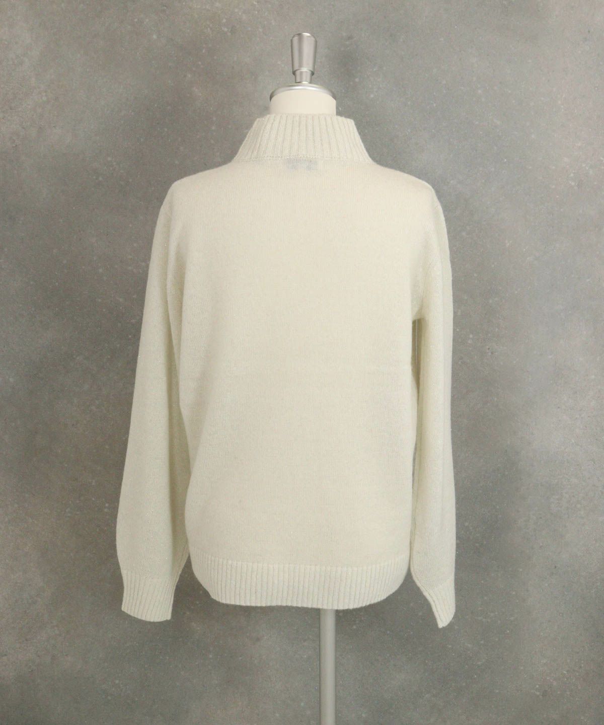  ウール混ポイントワッペンニット後（ホワイト）