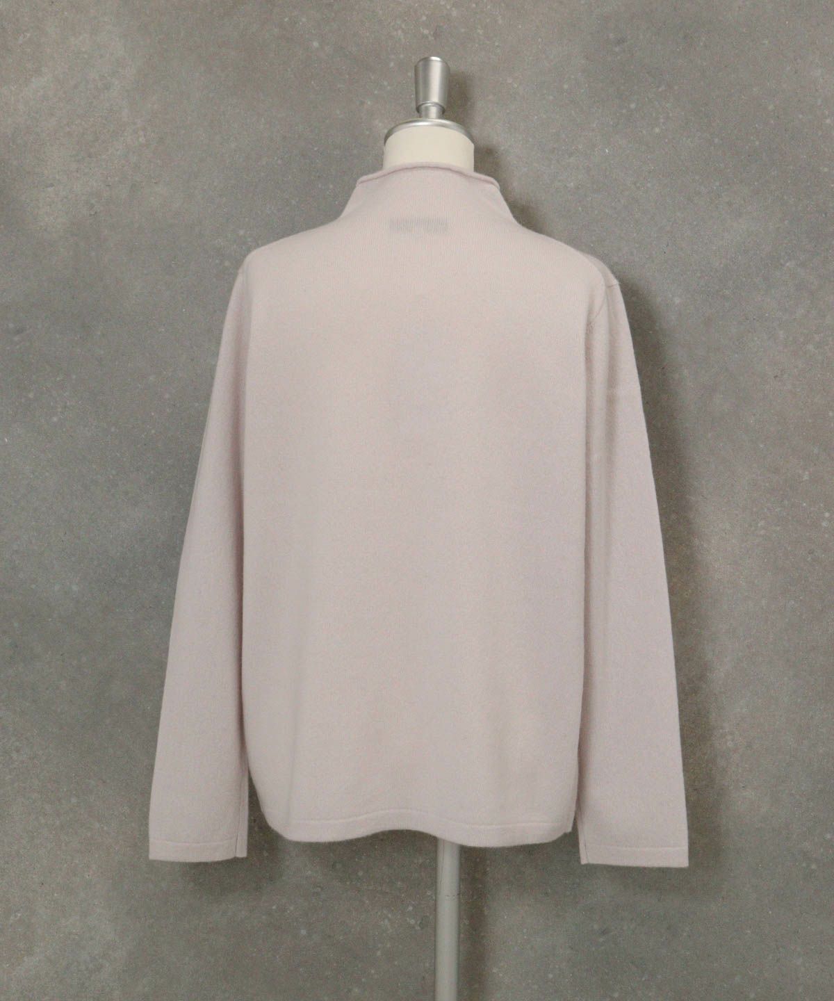  カシミヤ100％ロール襟ニット後（ベージュ）