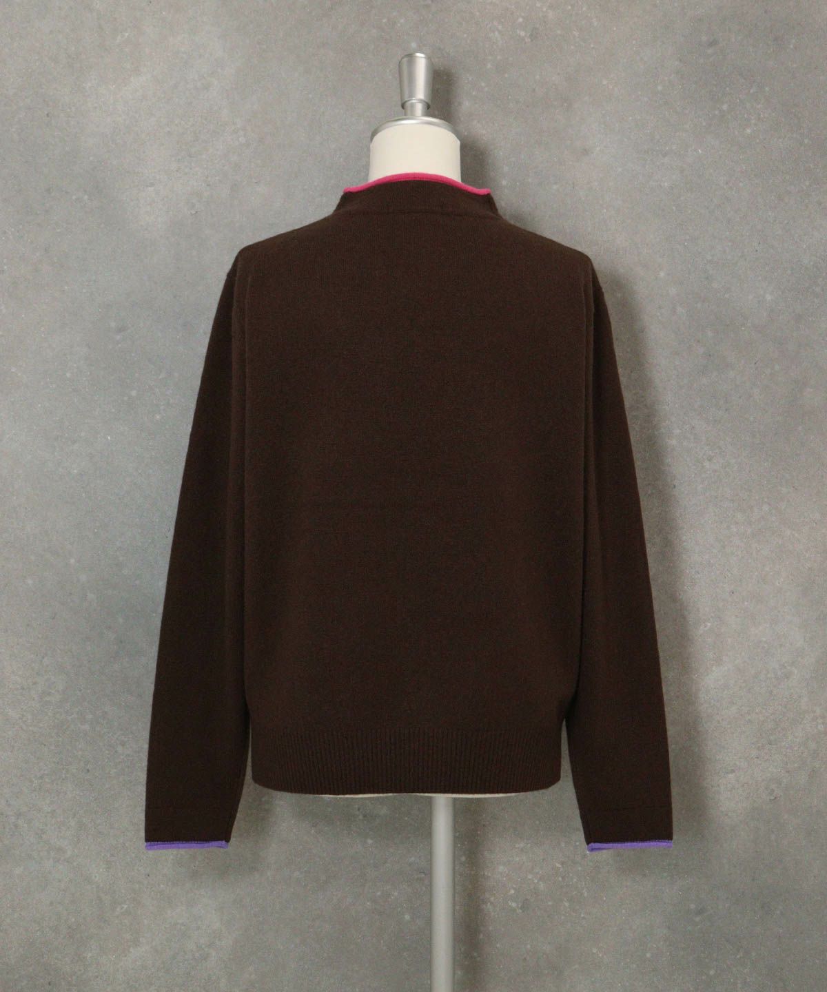 カシミヤ100％ポイントカラーニット(ブラウン)後ろ