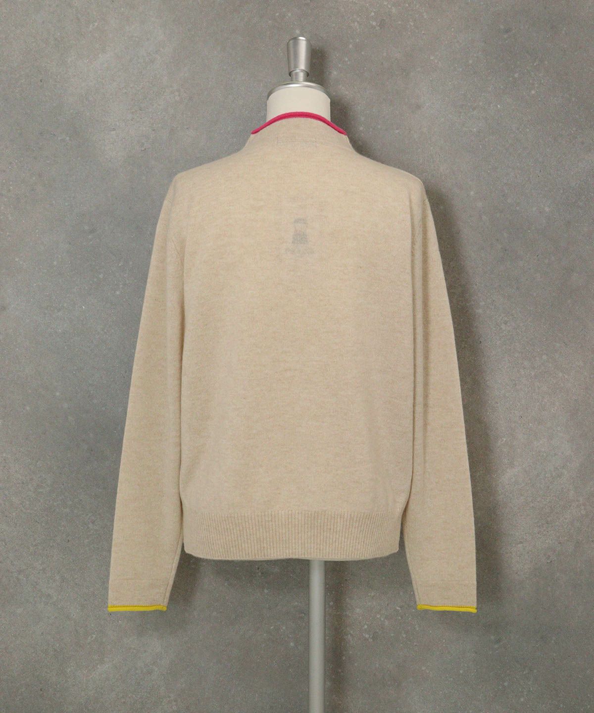 カシミヤ100％ポイントカラーニット(ベージュ)後ろ