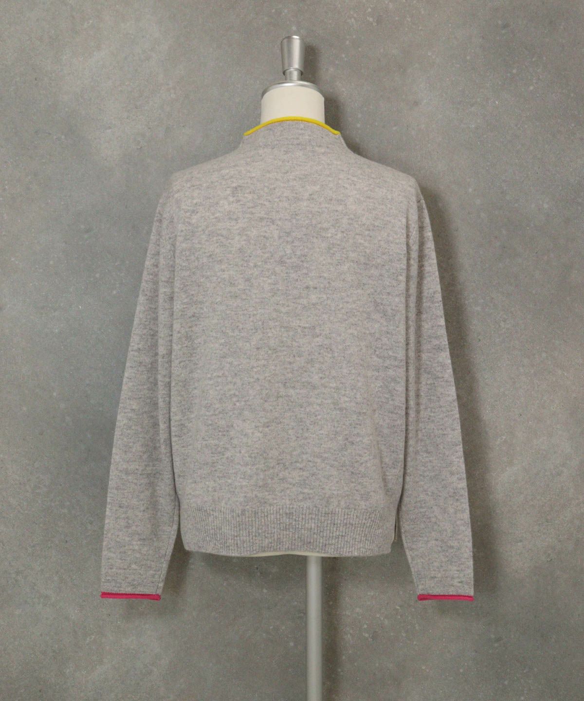 カシミヤ100％ポイントカラーニット(ライトグレー)後ろ