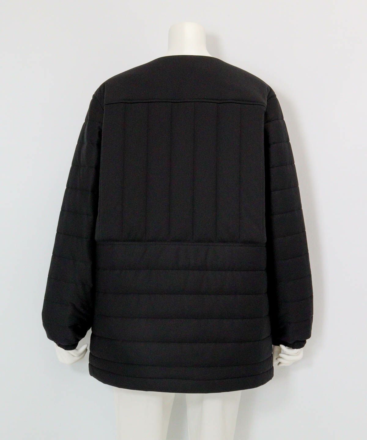 防風保温ノーカラー中綿ブルゾン後（ブラック）