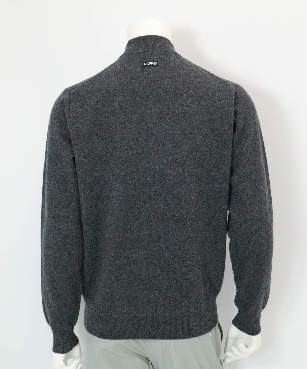 【メンズ】カシミヤ100％ロゴポケットニット(グレー)後ろ