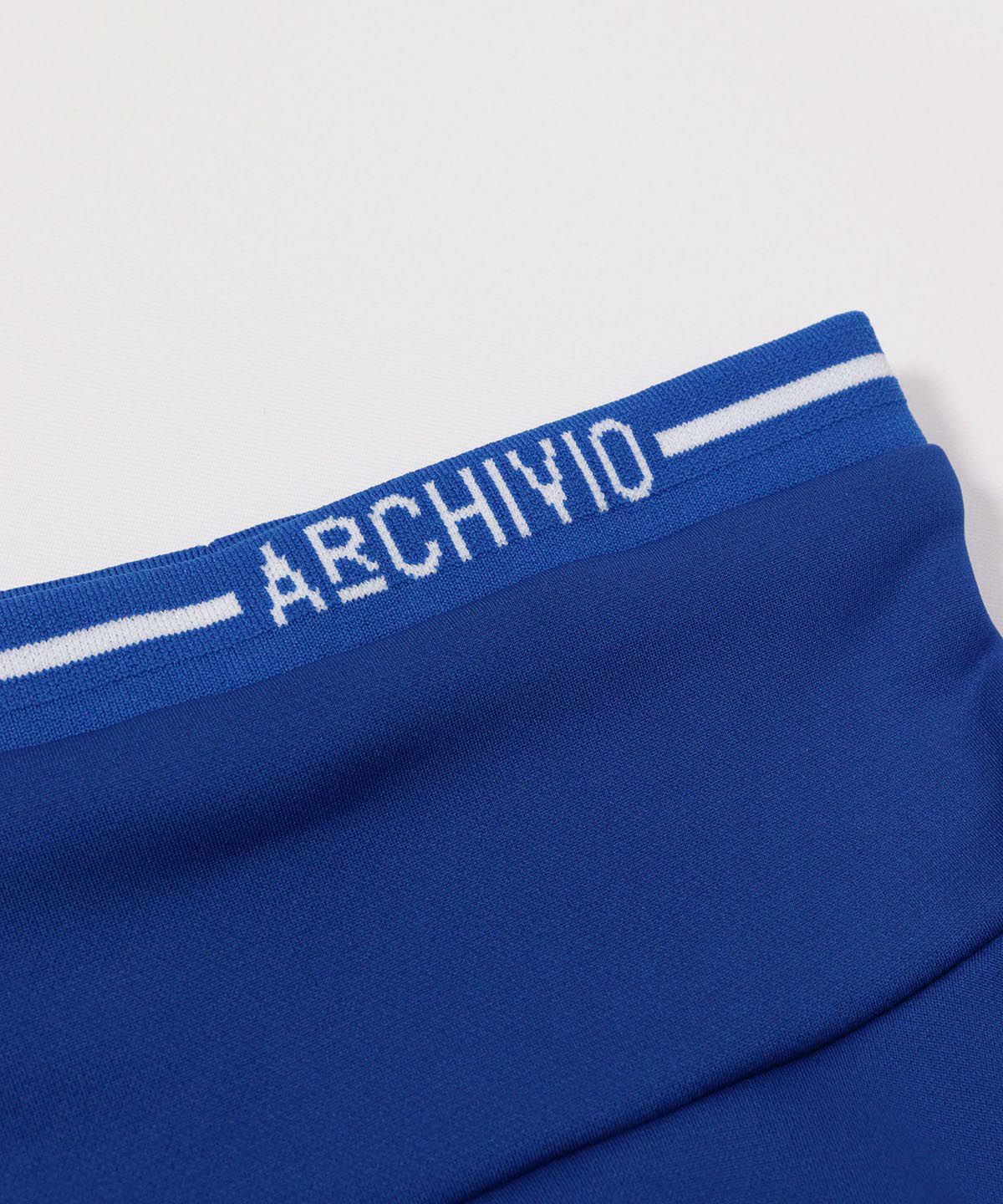 首元ロゴデザイン部分（ブルー）