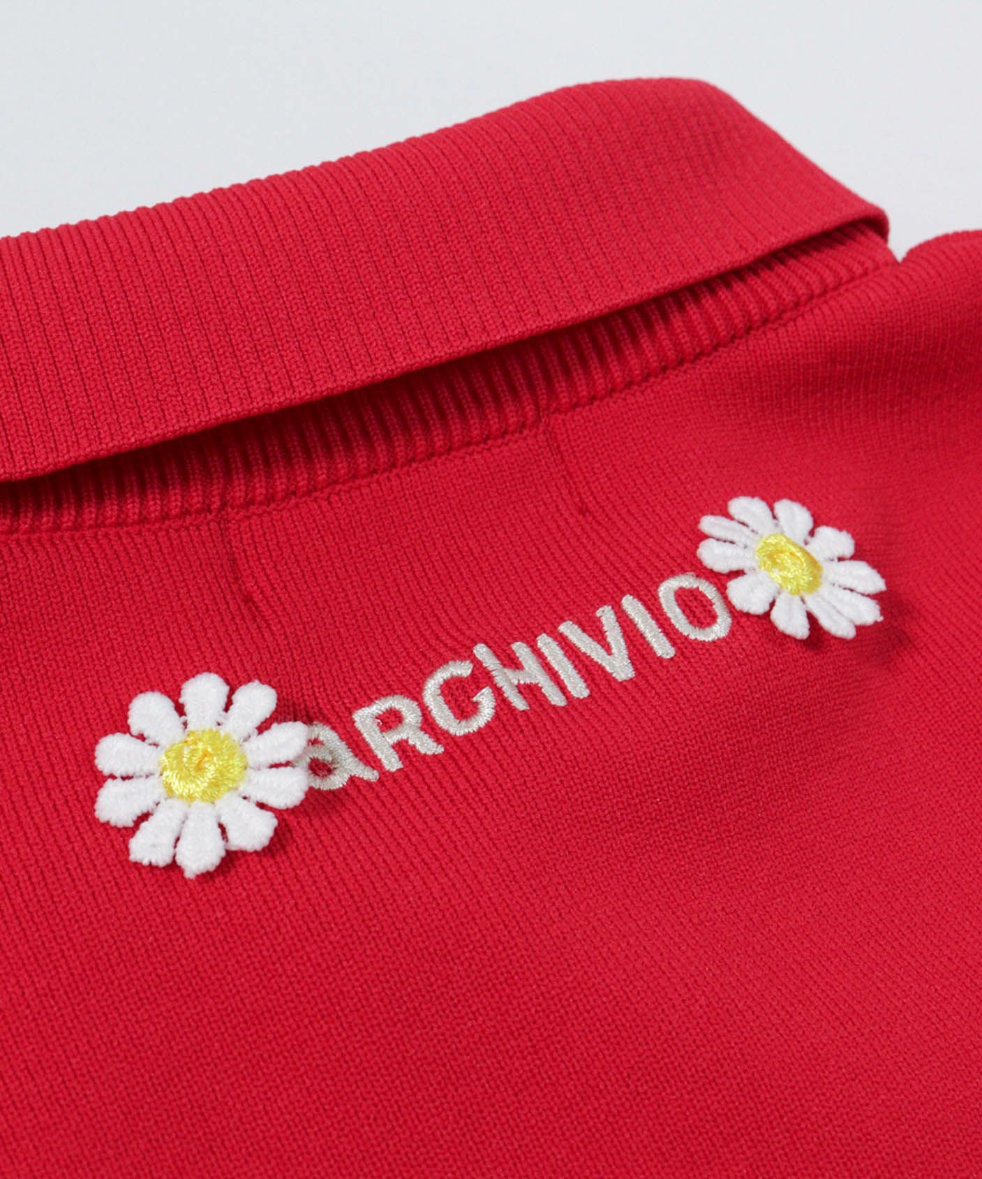 首元後ろロゴアップ(レッド)