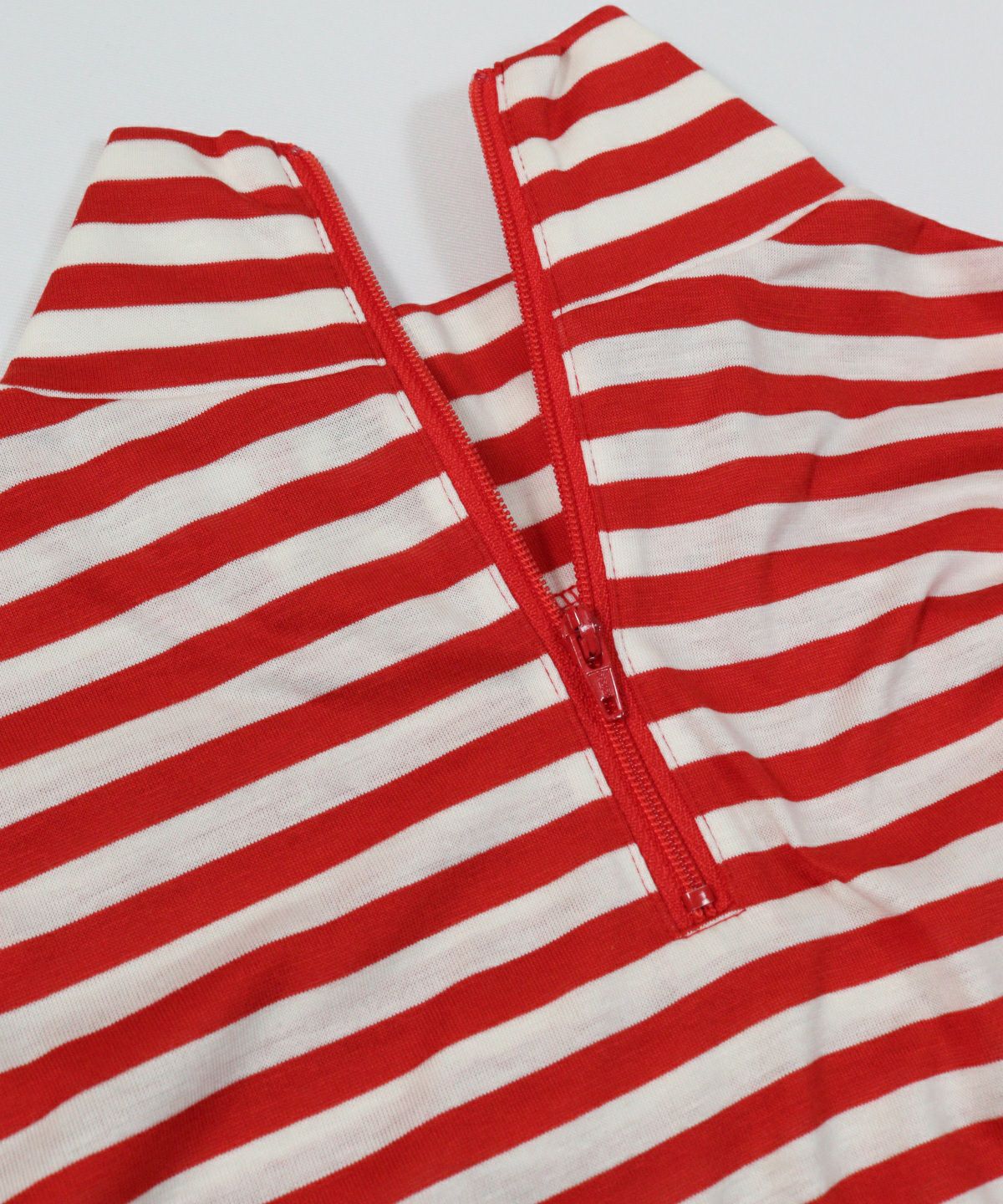 バックファスナー部分（レッド）