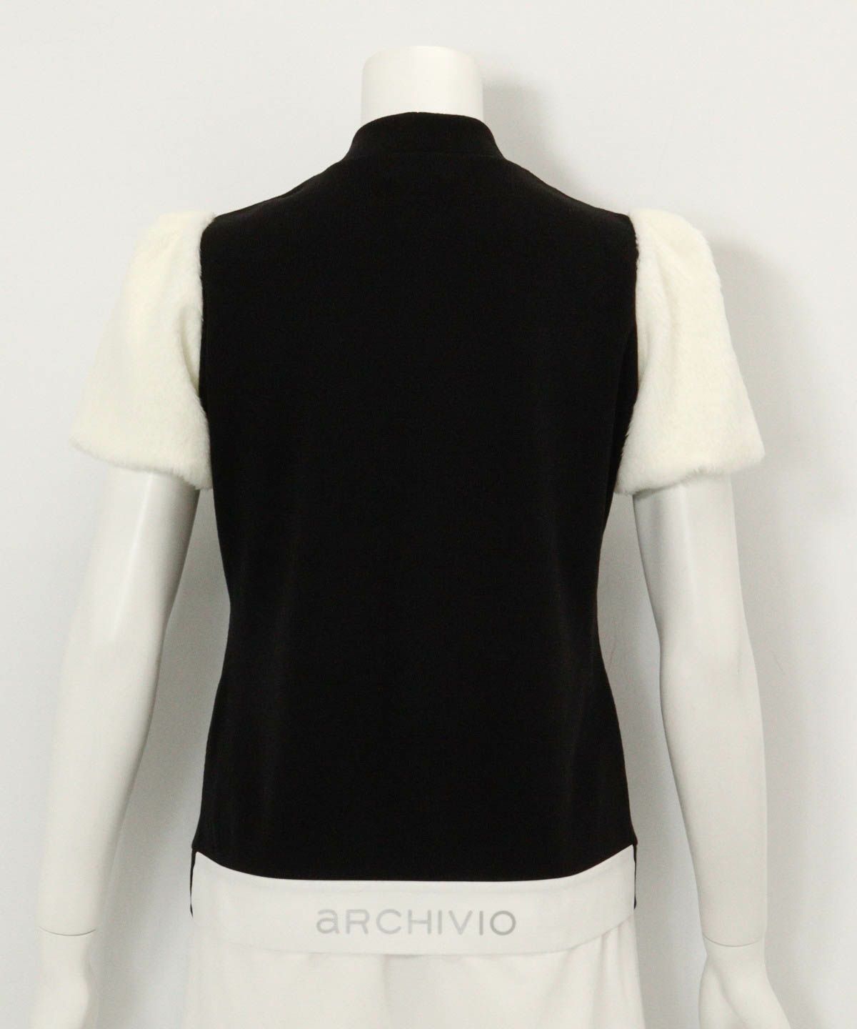 袖ファー切替プルオーバー(ブラック)後ろ