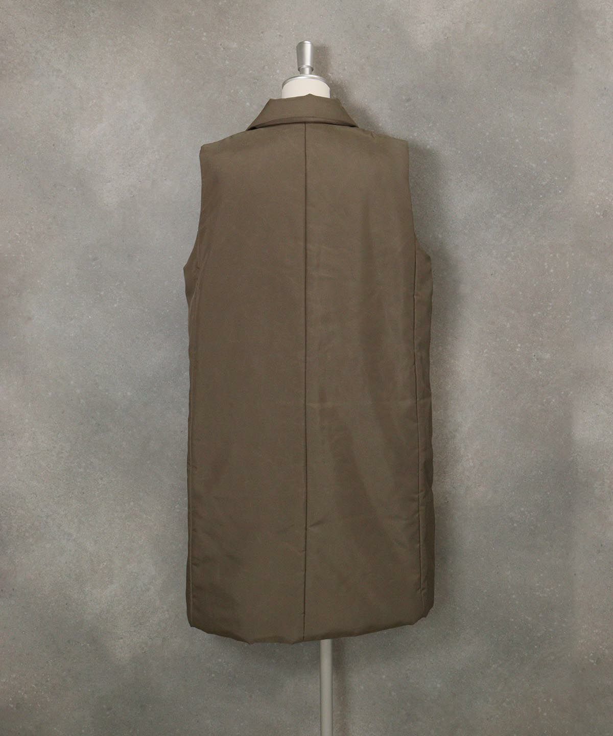 撥水中綿テーラードベスト後ろ（カーキ）