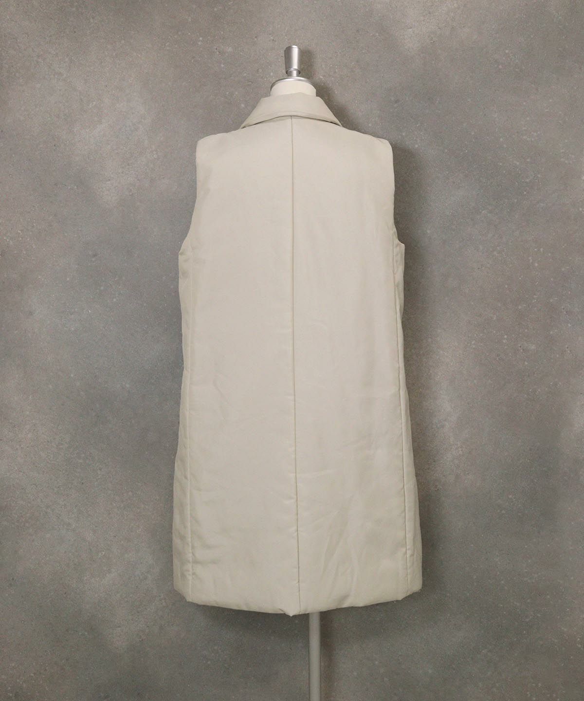 撥水中綿テーラードベスト後ろ（ライトグレー）