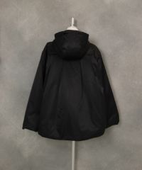 フード付き撥水中綿ジャケット後ろ（ブラック）