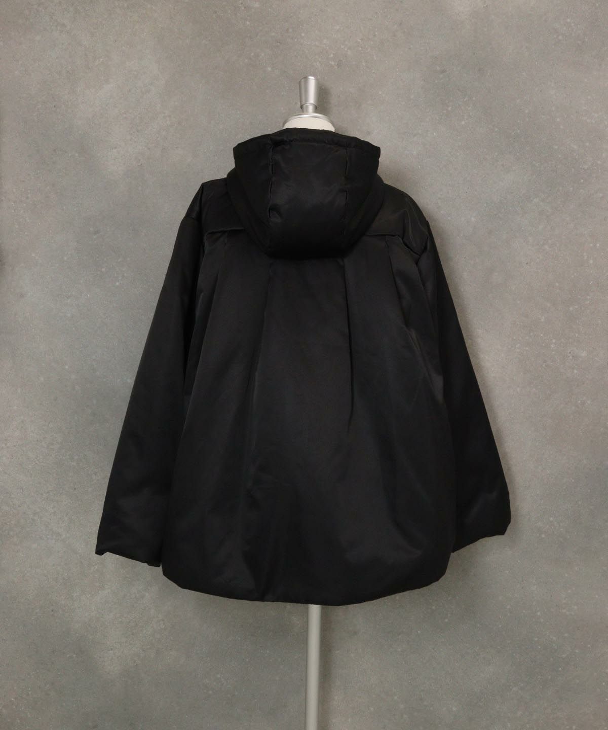 フード付き撥水中綿ジャケット後ろ（ブラック）