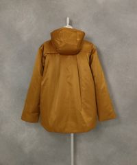 フード付き撥水中綿ジャケット後ろ（キャメル）