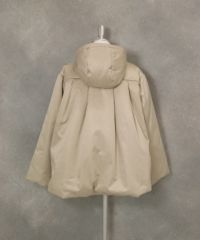 フード付き撥水中綿ジャケット後ろ（ベージュ）