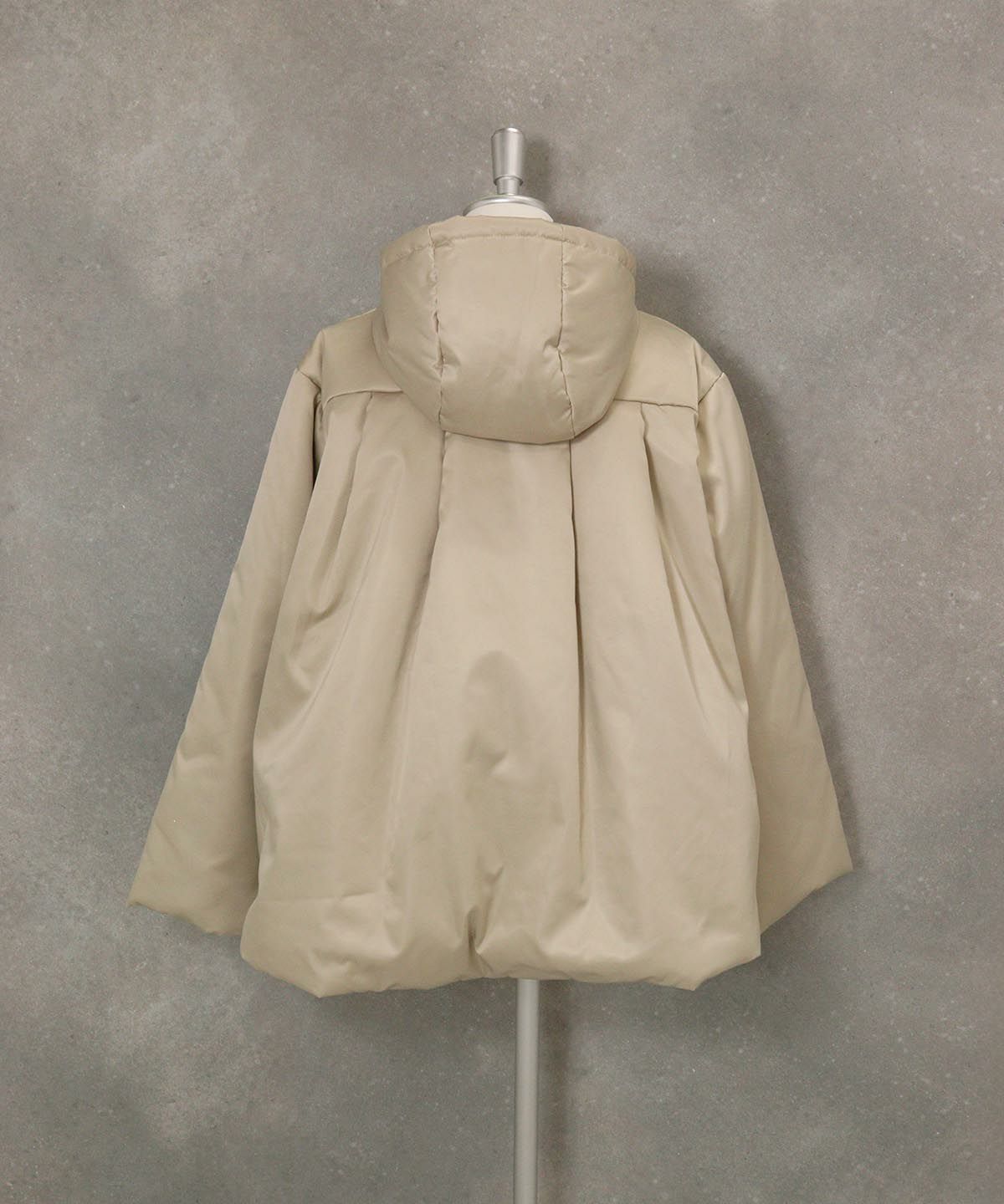 フード付き撥水中綿ジャケット後ろ（ベージュ）