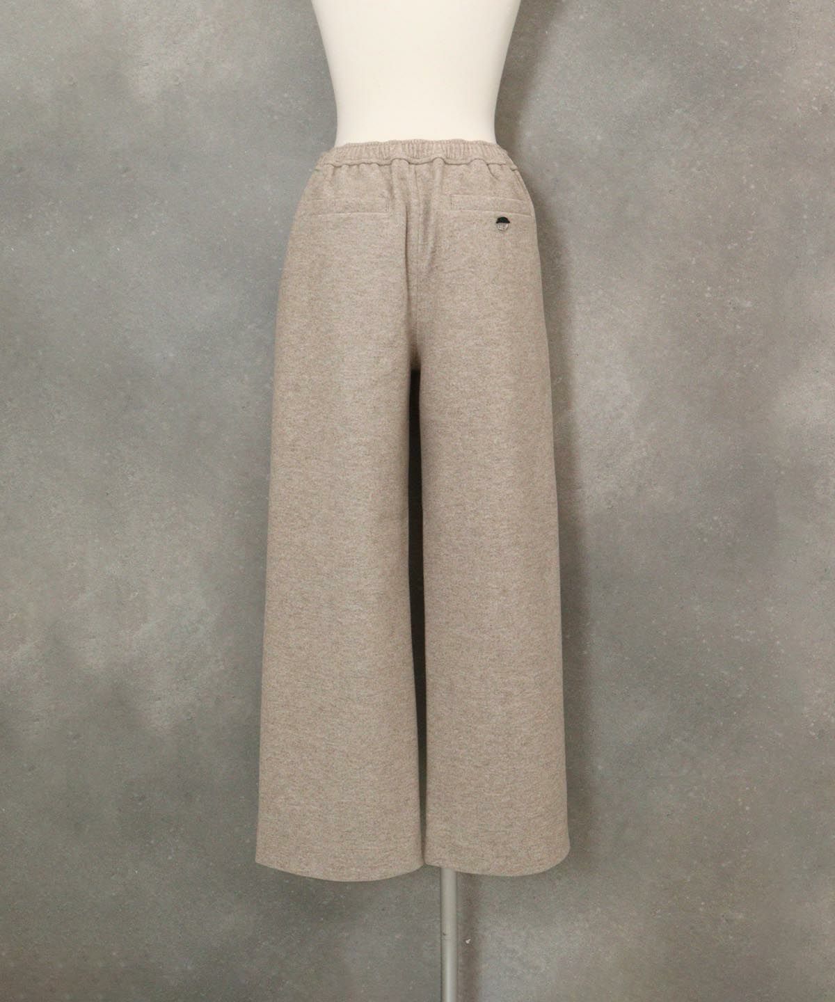 ウールライク保温ワイドパンツ後（キャメル）